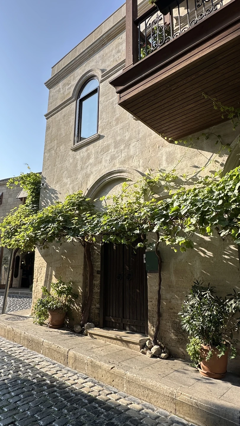 Мне очень понравилась экскурсия, гид Джамаль увлеченно, энергично, интересно, захватывающе рассказывает, полностью погружает в повествование, в