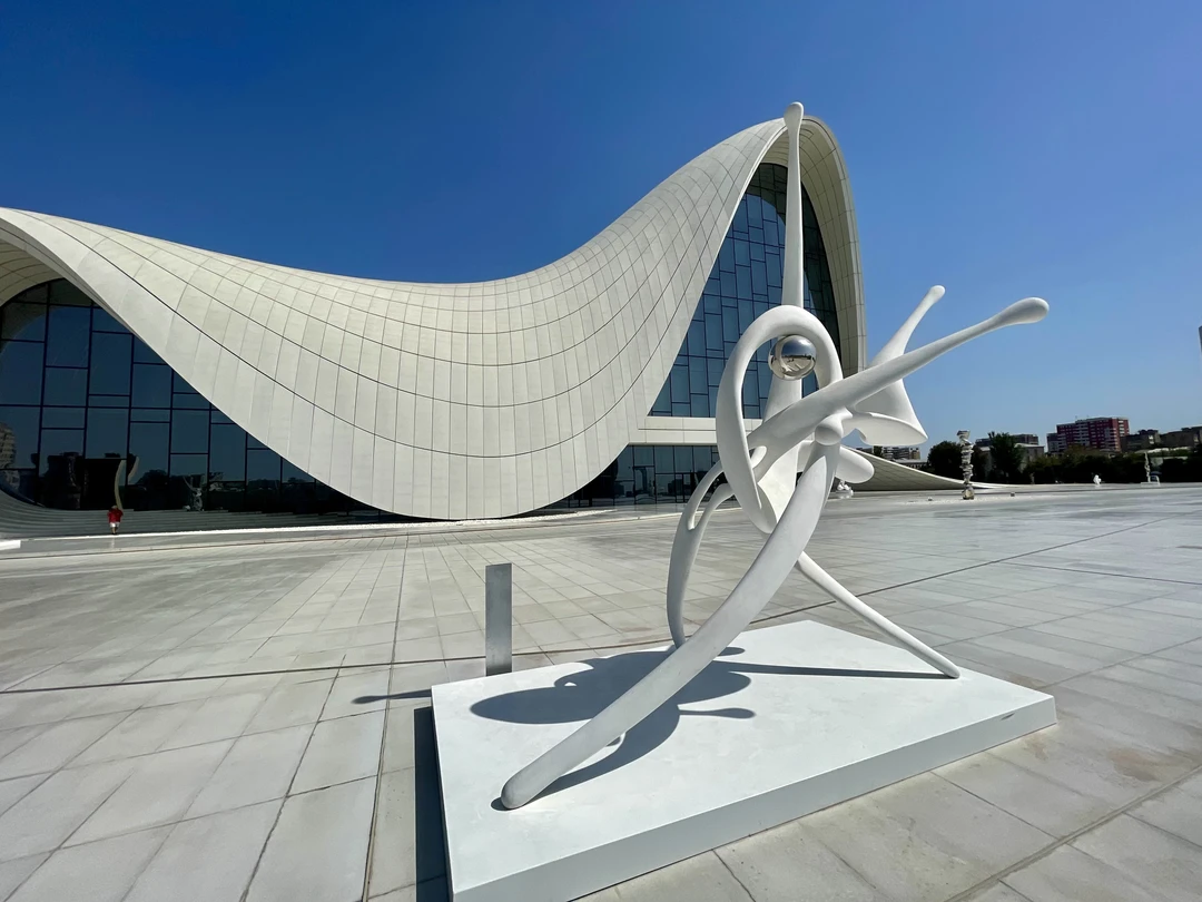 Наиля повела для меня прекрасную экскурсию по футуристическому Баку - много информации, очень доброжелательное отношение и прекрасные фото!