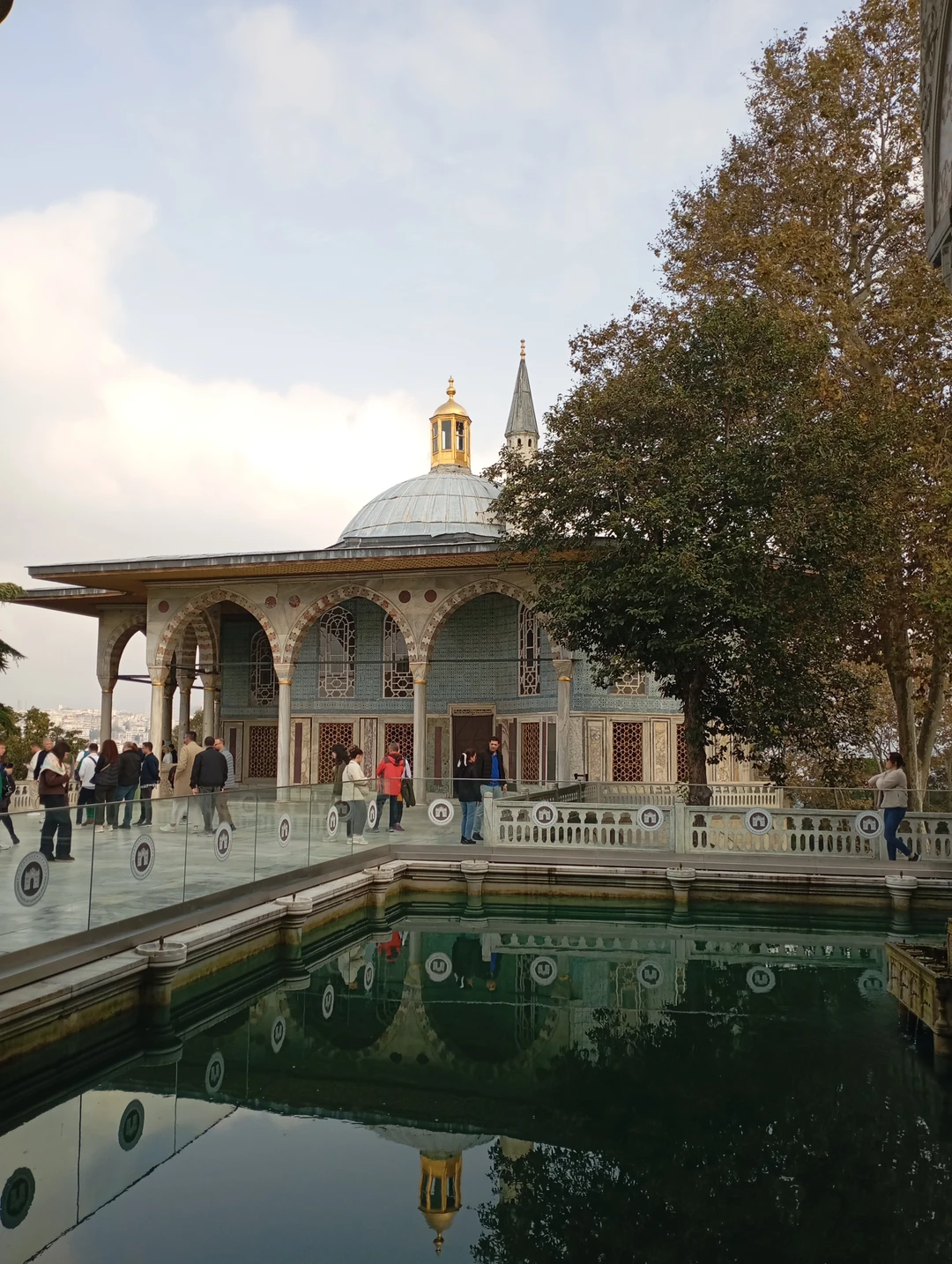 Наш гид Рушен, замечательный рассказчик, отлично владеет русским языком. Погрузил нас во времена правления султанов. Помог