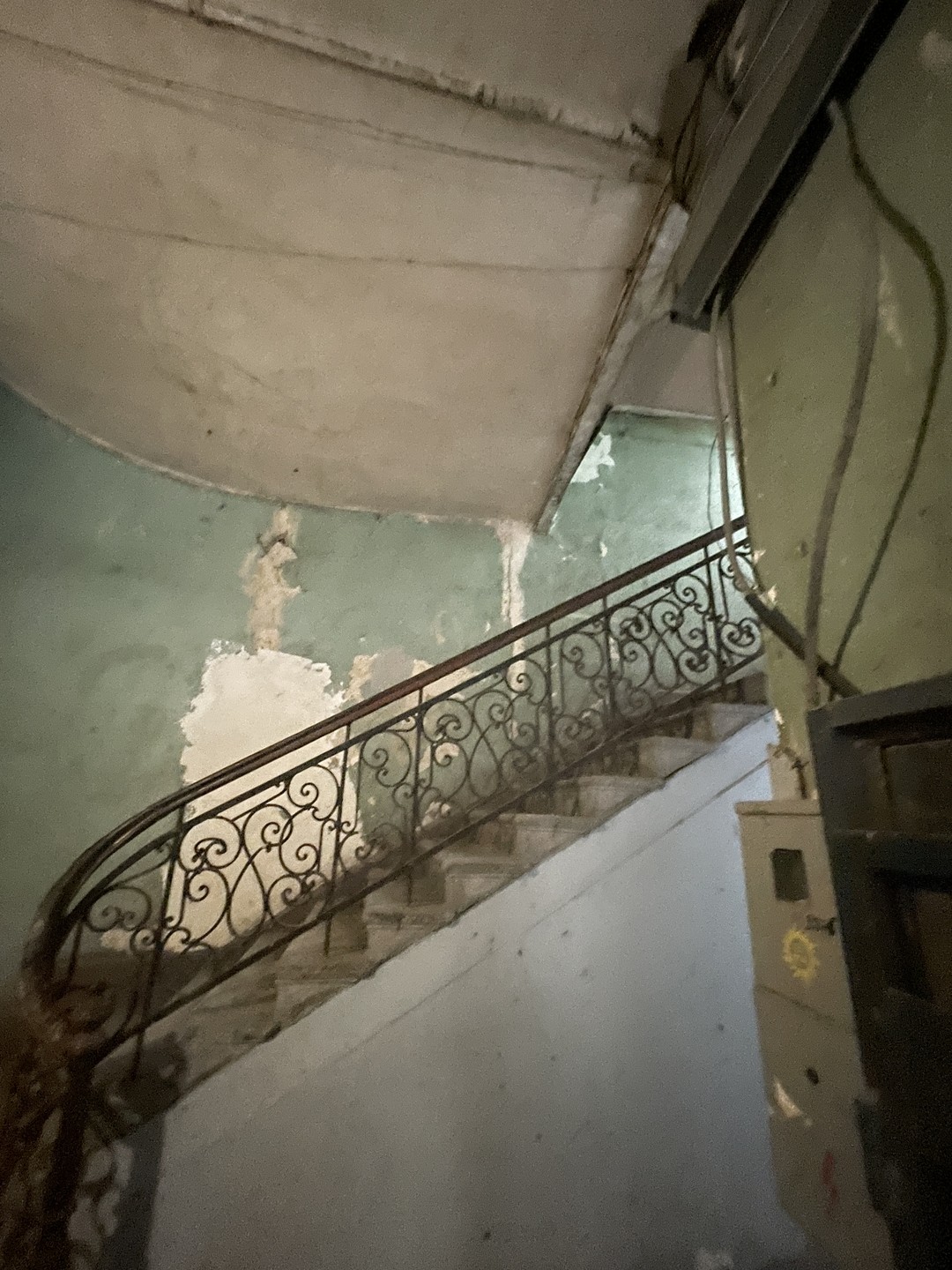 Экскурсия просто потрясающая, серьезно. Отличные места, не думал вообще что такие подъезды могли существовать и тем