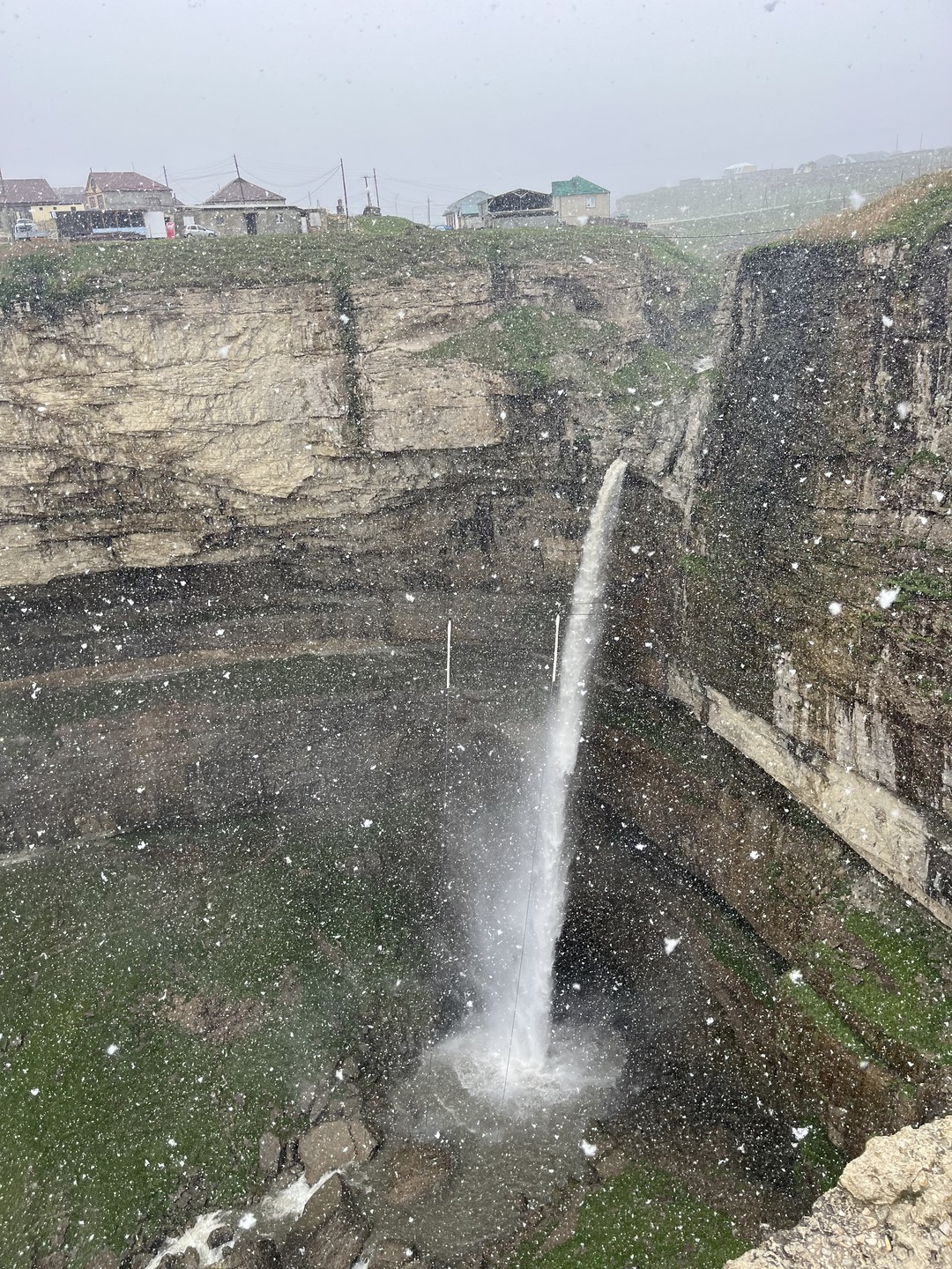 Абдулла великолепно провел экскурсию Отлично знает местность, очень ответственный и доброжелательный. При выезде из туннеля начался