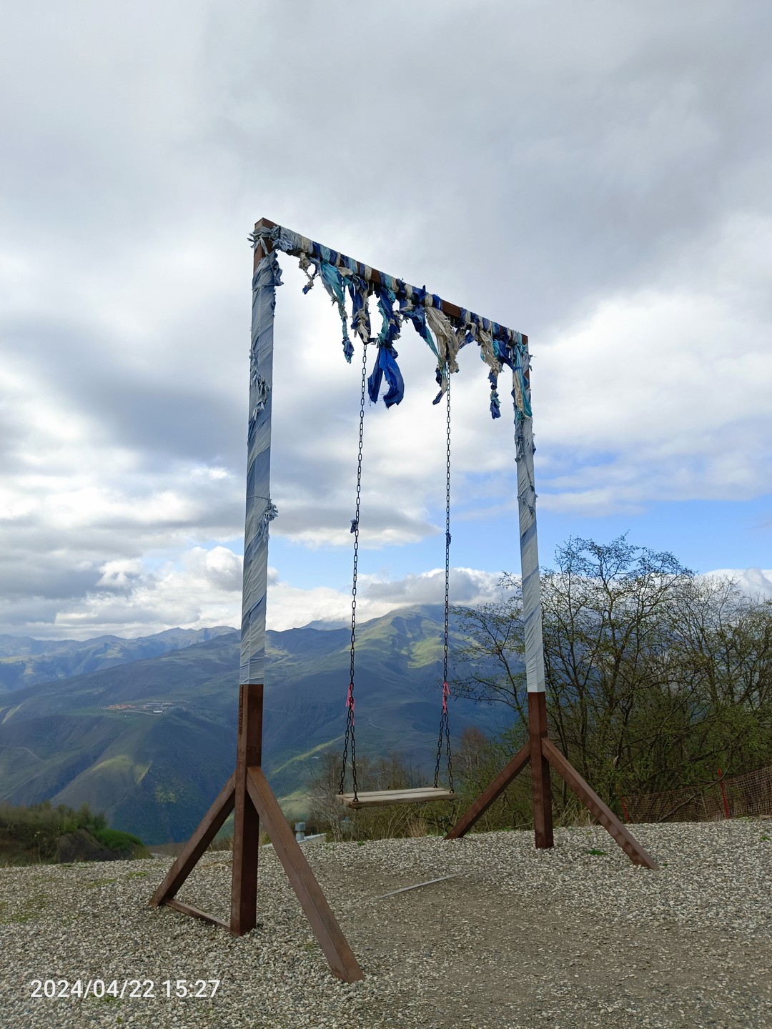 Всё отлично. Погода тоже не подкачала. Всё в зелени. Дорога местами ухабистая. Останавливались на смотровых площадках. Фотографий море.