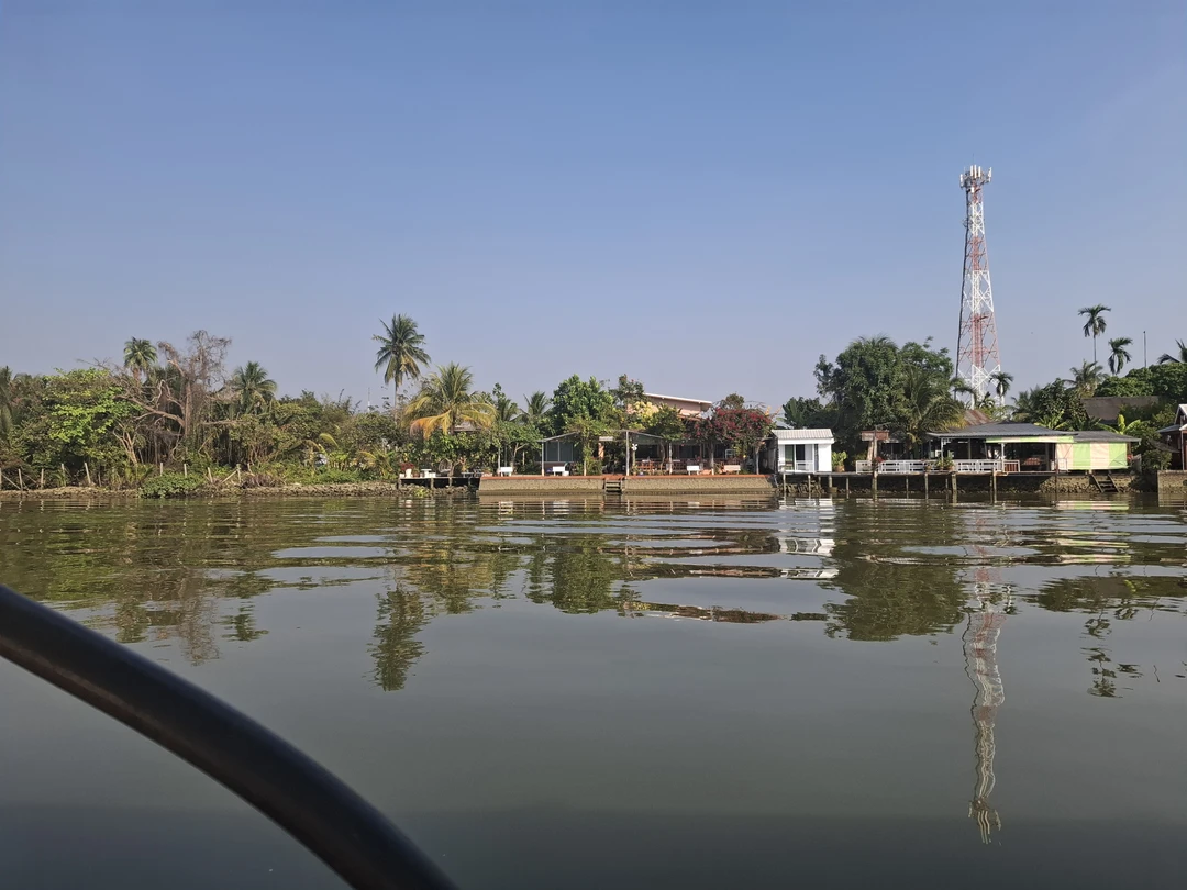 Мы вчера посетили экскурсию "Вокруг Бангкока". Были и поезда, и велорикши и туктуки и разные виды