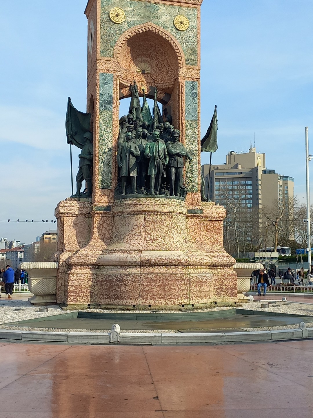 Посмотрели разные районы города. узнали особенности каждого. красивый вид со смотровой площадки Пьра Лотти. попробовали вкусное