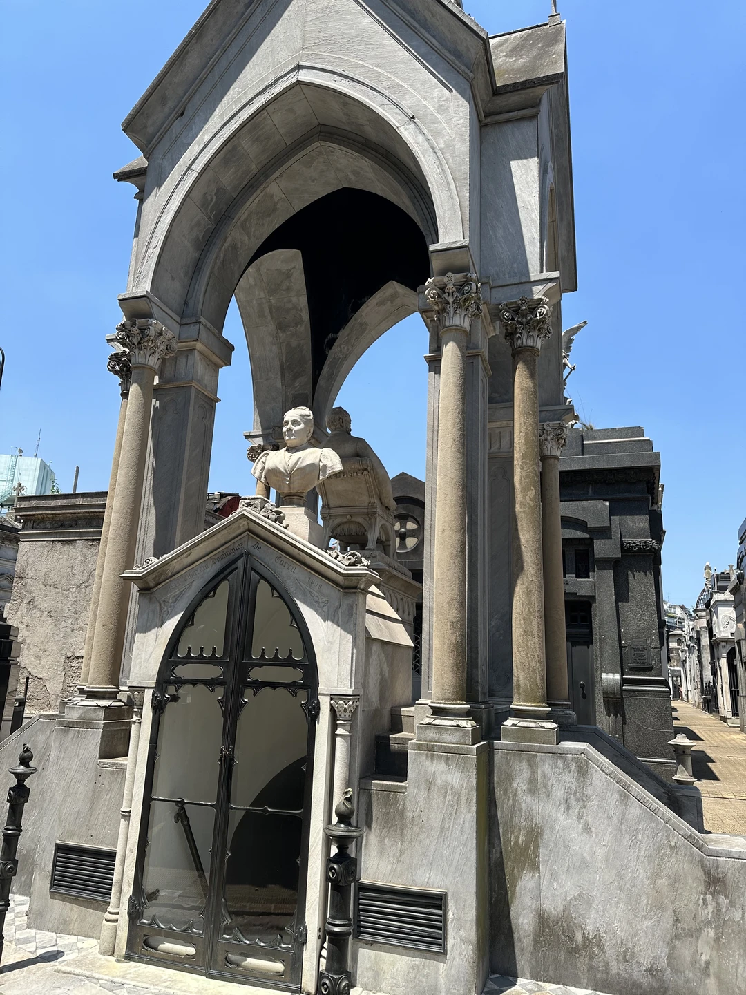 Сегодня посетили одно из интереснейших мест Буэнос Айреса кладбище Реколета с гидом Михаилом