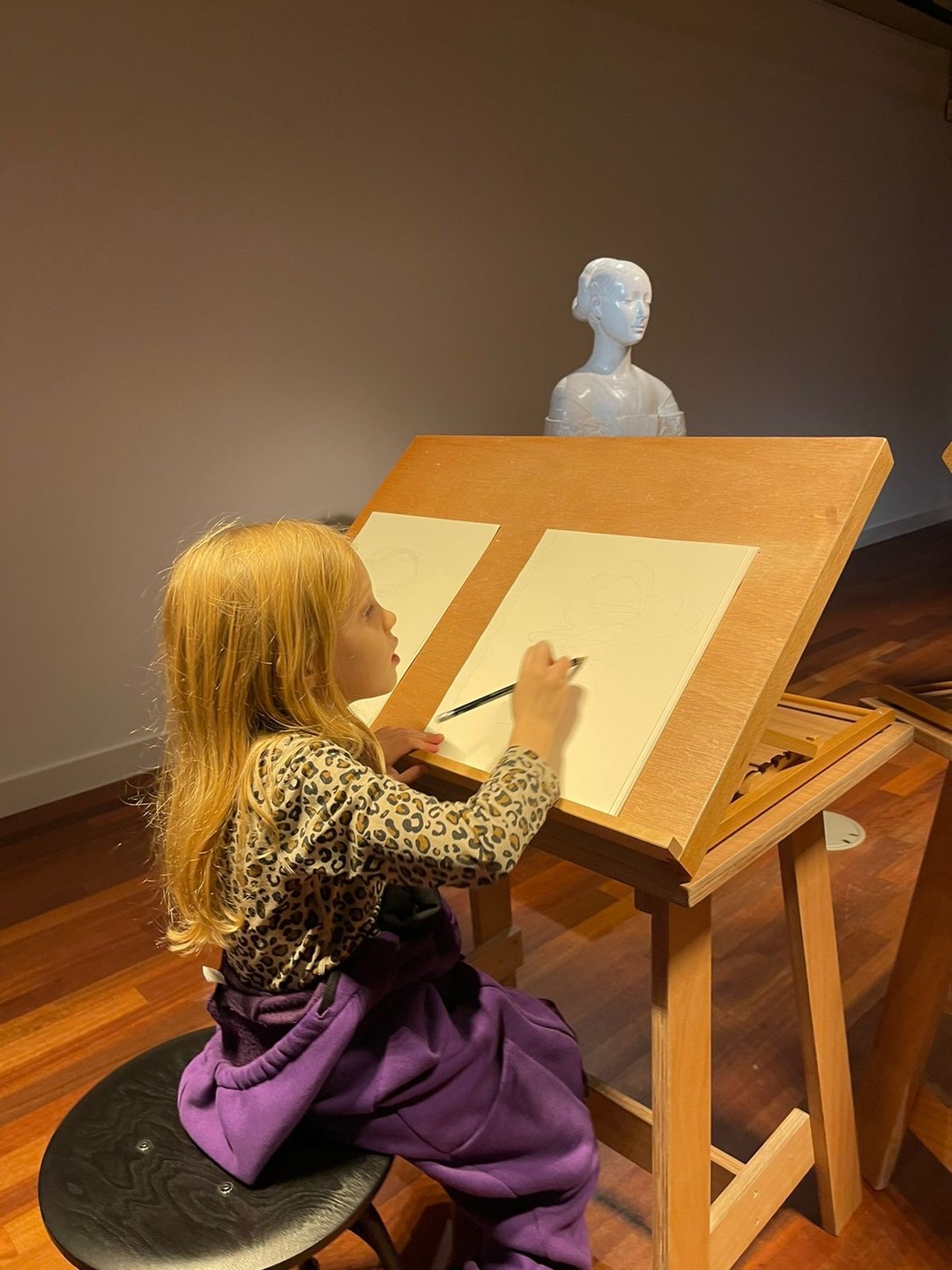 Анна (похоже Кирилл является организатором) провела экскурсию для 3 взрослых и 2 детей(6, 3). Она была