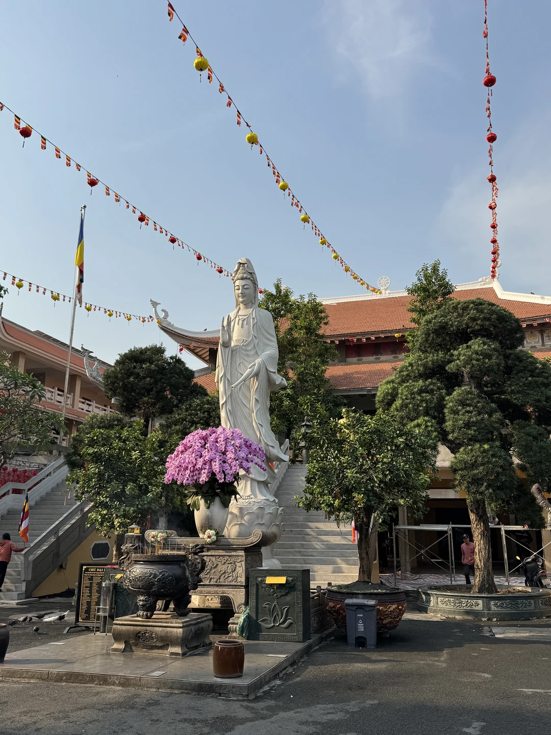 У нас было всего два дня в Хошимине, хотели познакомиться с главными достопримечательностями города. Ирина достаточно