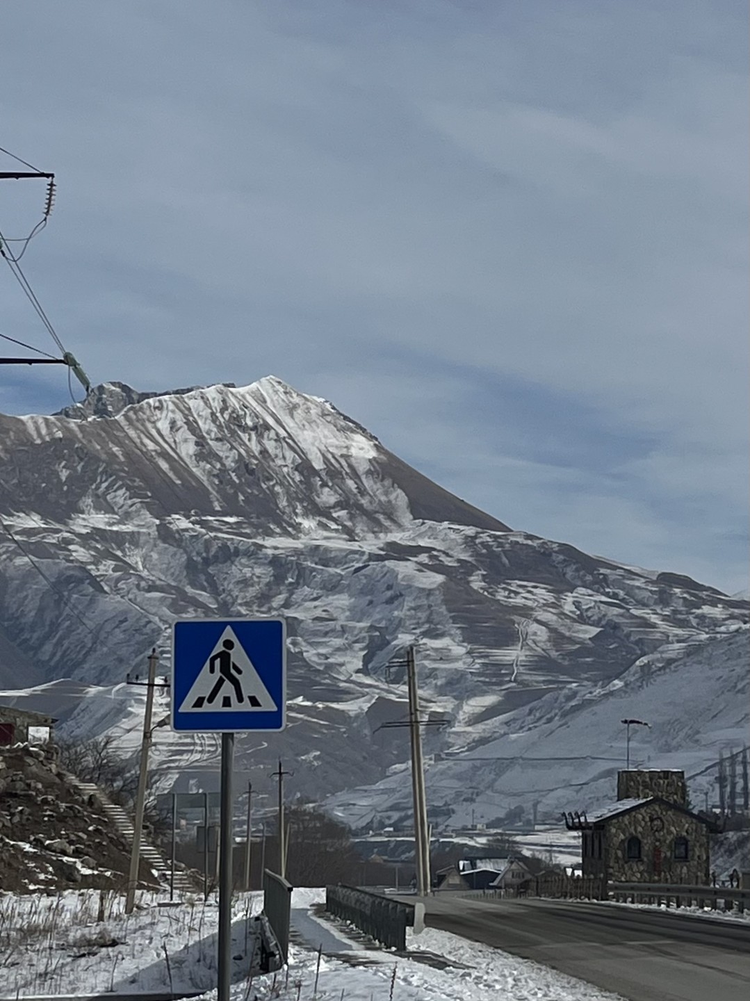 Ездили в Осетию с экскурсоводом Николаем, забрал нас вовремя, пока ехали забирать других участников, он рассказывал