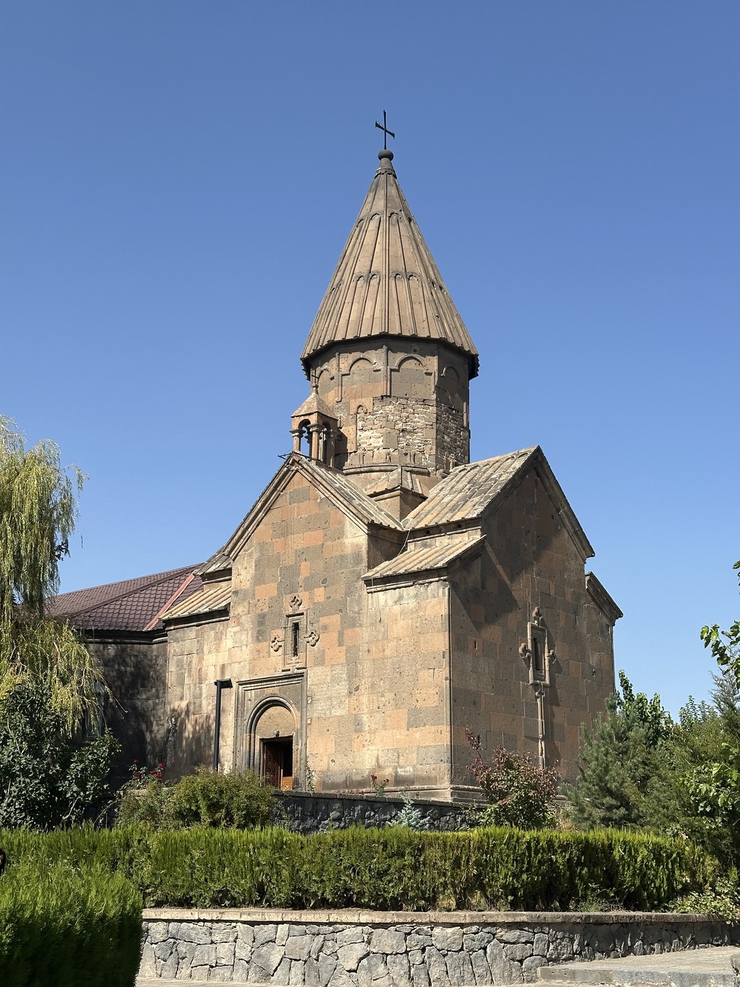 Нона очень приятный внимательный гид. Много знает о своем городе. Ясно и понятно преподносит материал. Аштарак