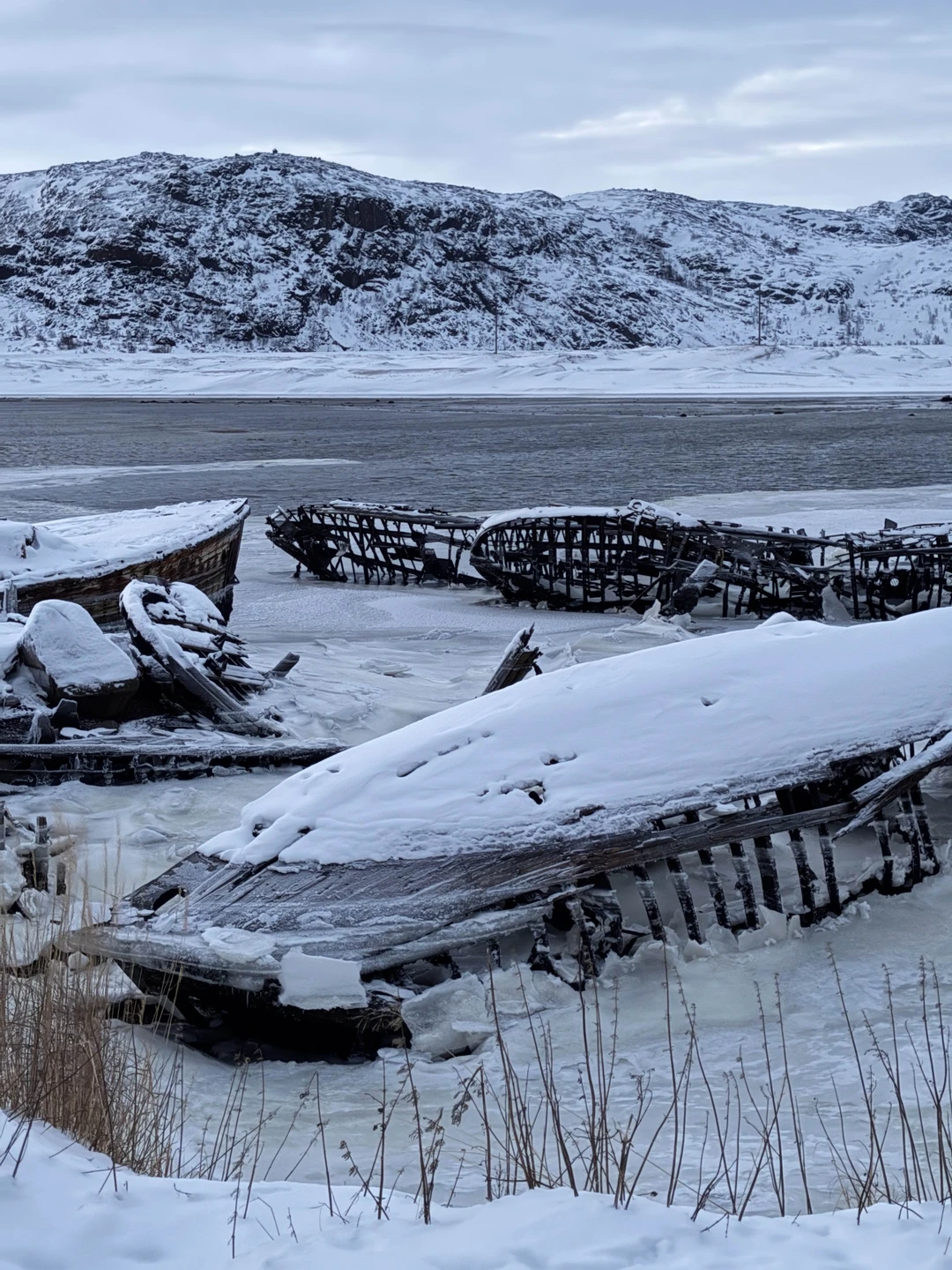 Нашим гидом был Виктор - интересный, эрудированный рассказчик, погруженный в историю Мурманской области. Организационных вопросов не