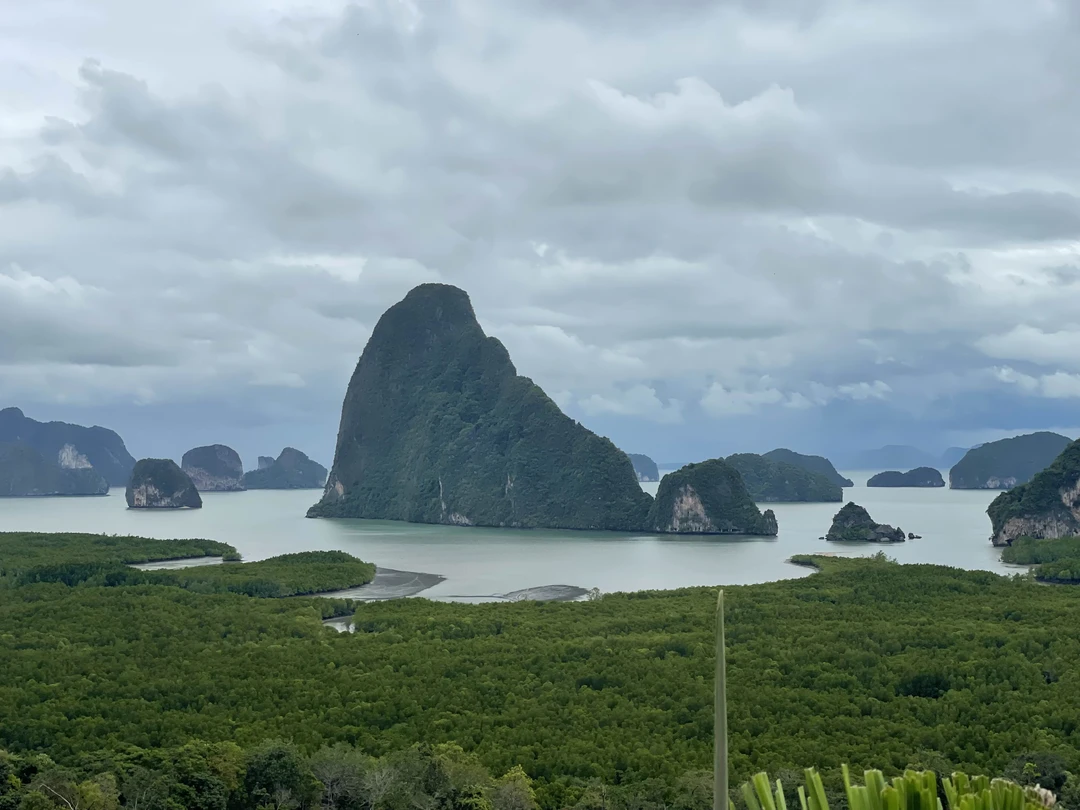 Чудесная экскурсия с чудесным Андреем! Андрей очень вежливый, интеллигентный человек, много знает про Таиланд (история, экономические