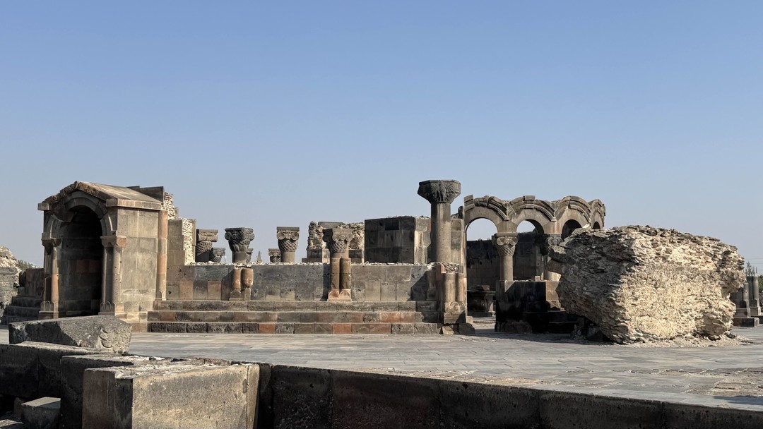 Экскурсия в Эчмиадзин очень информативная, по совету гида взяли к ней Хор Вирап, остались довольны. Действительно