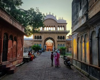 Возвращение в Дели, священный город Вриндаван и завершение тура