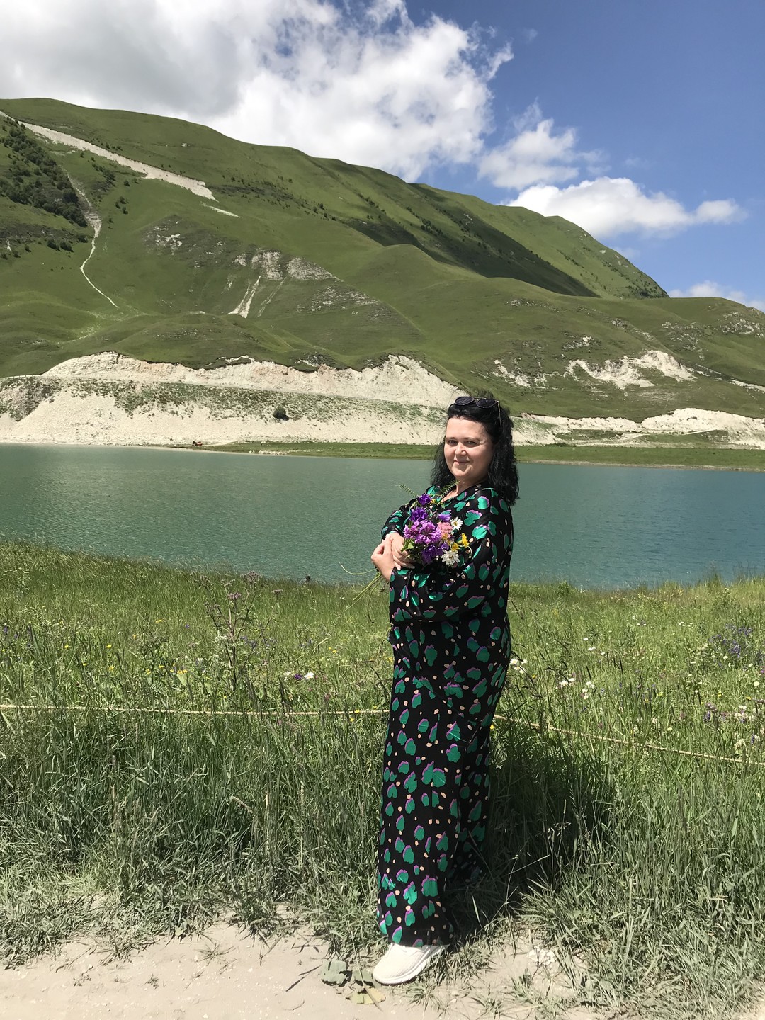 Самая лучшая экскурсия! Виды космические, природа ещё нетронутая человеком, озеро зеркально лазурное манило взглядом, аромат горных