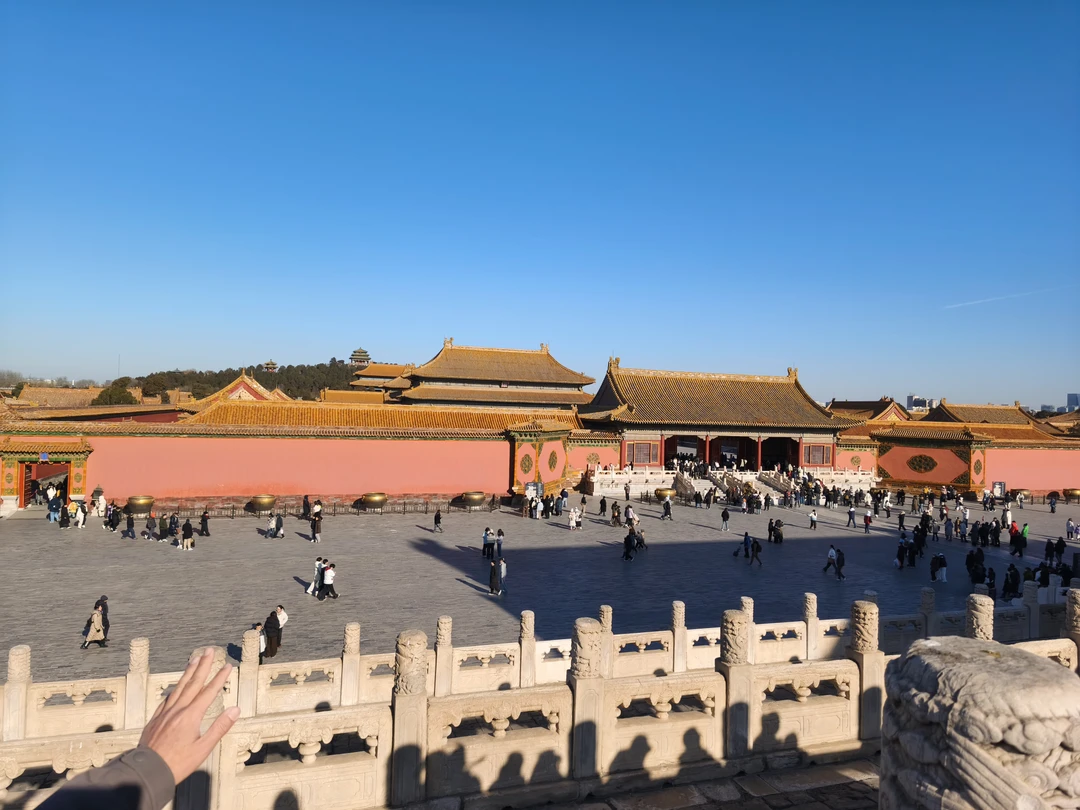 Наша экскурсия с Максимом началась ранним солнечным утром. Максим заранее связался с нами, порекомендовал время начала