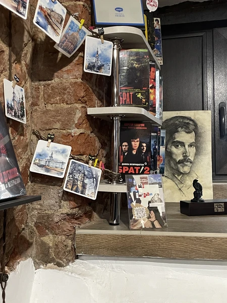 Интересная экскурсия, погружающая в атмосферу фильма Брат. Посетили все локации мест съемок, узнала больше о режиссере