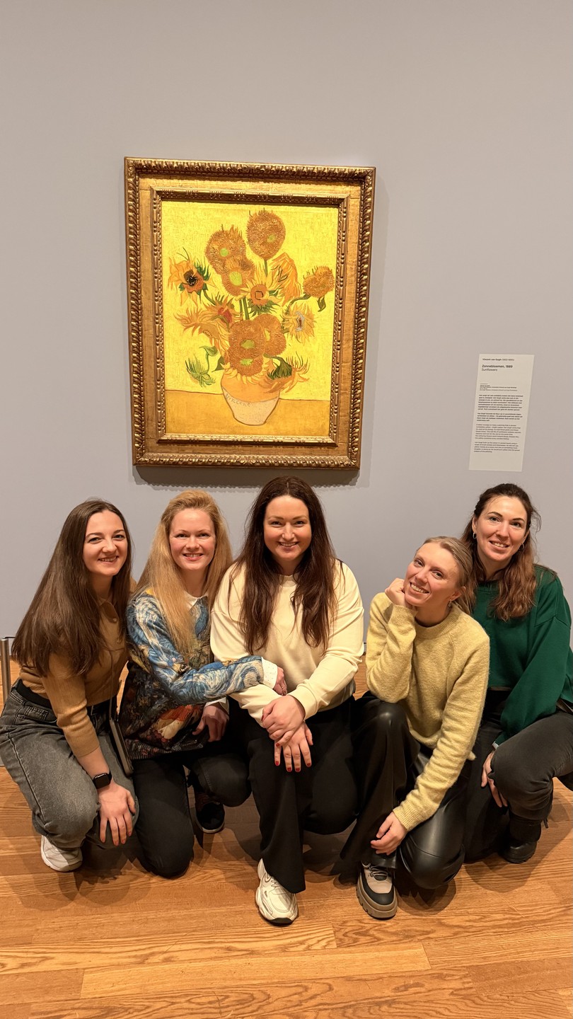 У нас была гид Анна, которая превосходно разбираете в творчестве Ван Гога и смогла нам преподнести