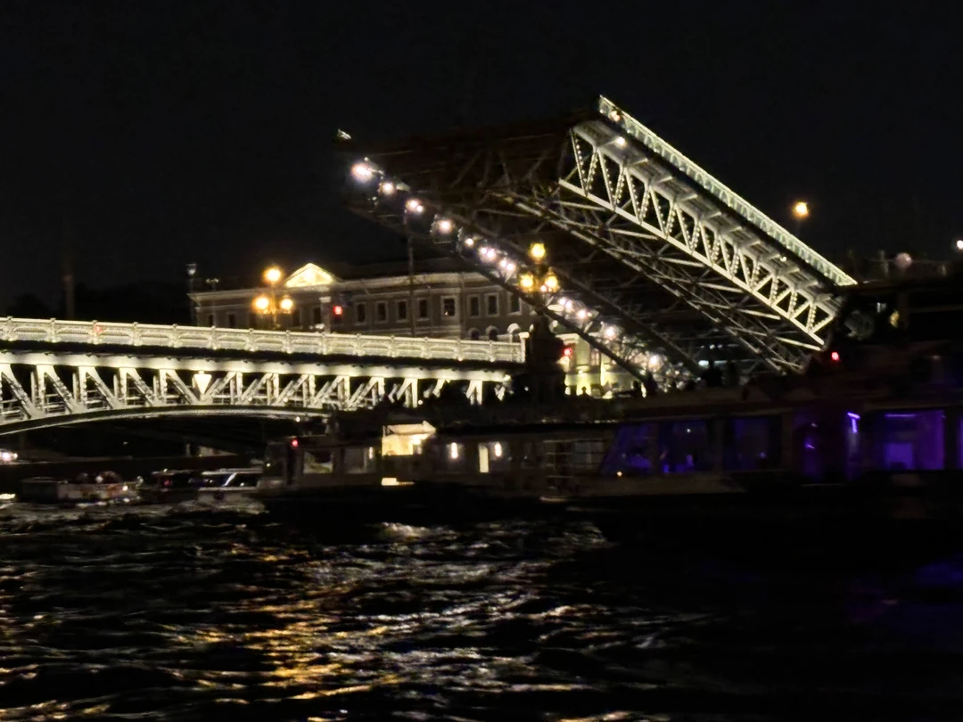 Двоякое впечатление. Ночной Питер конечно же прекрасен! По организации: долго томили на причале, капитан в грубой