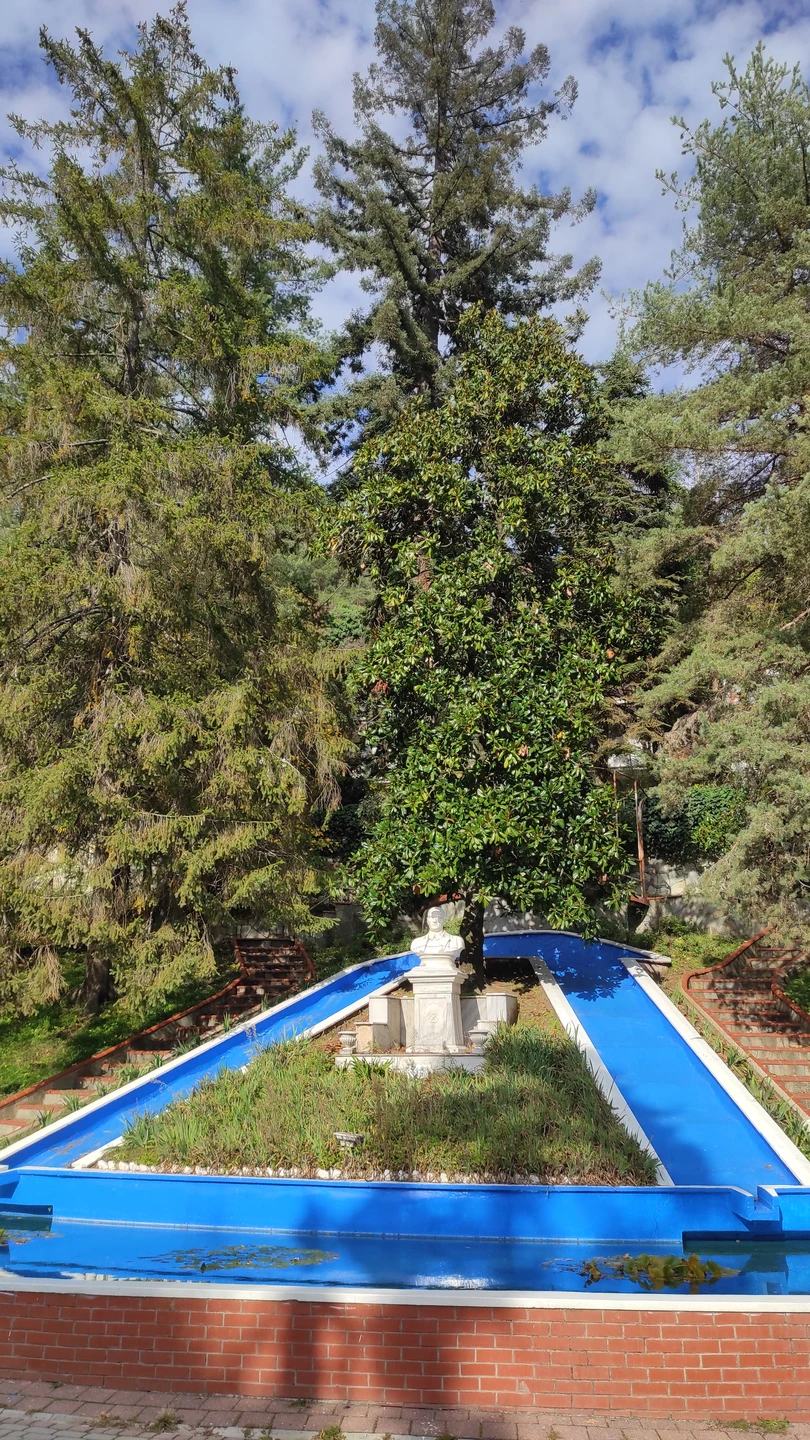 Отличный гид, прекрасный маршрут с паромом по мраморному морю. Напомнило термальные источники в Будапеште, но здесь