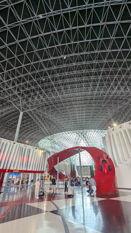 Брали билеты в Феррари парк с доставкой от отеля до парка и обратно. Отлично все прошло