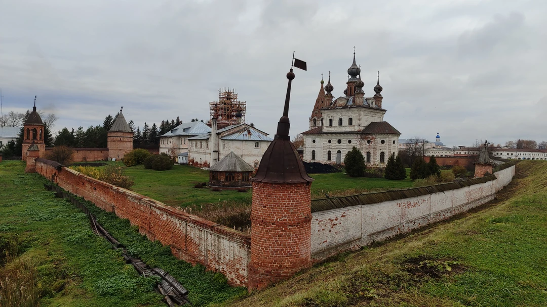 Очень толковая и душевная экскурсия по маленькому, но важному для истории России городу. Прошлись по кремлёвскому