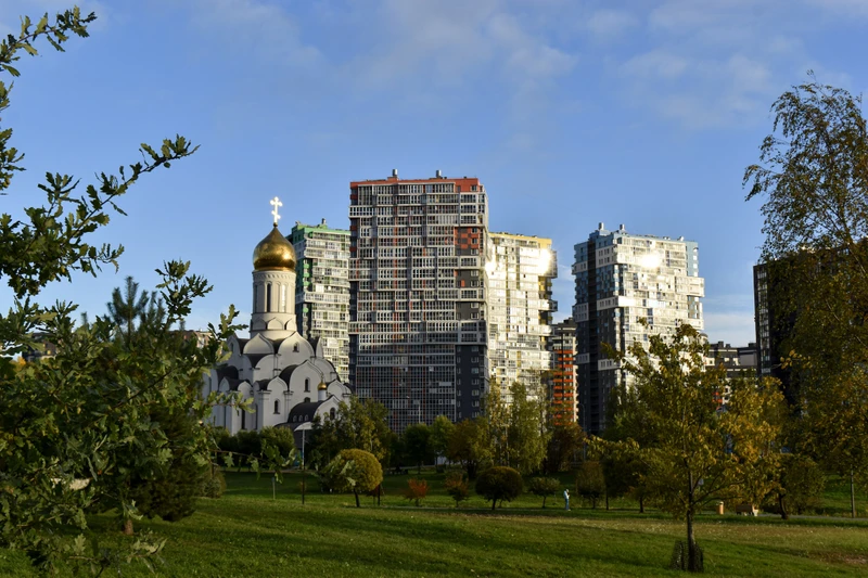 Кудрово: город цветных гигантов через дорогу от Петербурга