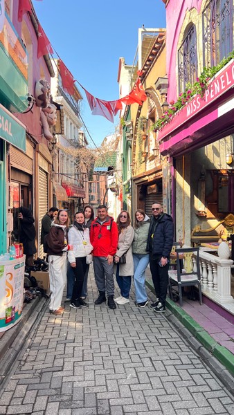 Прекрасный гид, тактичный, с чувством юмора. Интересно рассказывает