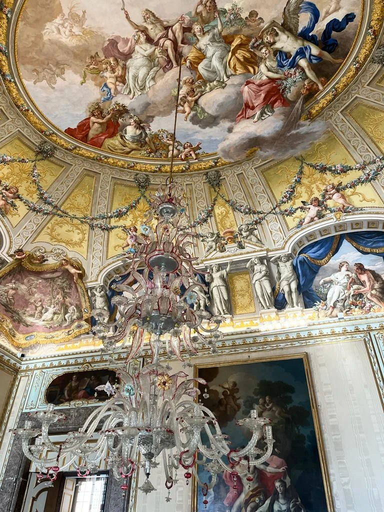 Это одна из самых запоминающихся экскурсий. Знания гида Елены,интересный рассказ и красота замка не заставят быть