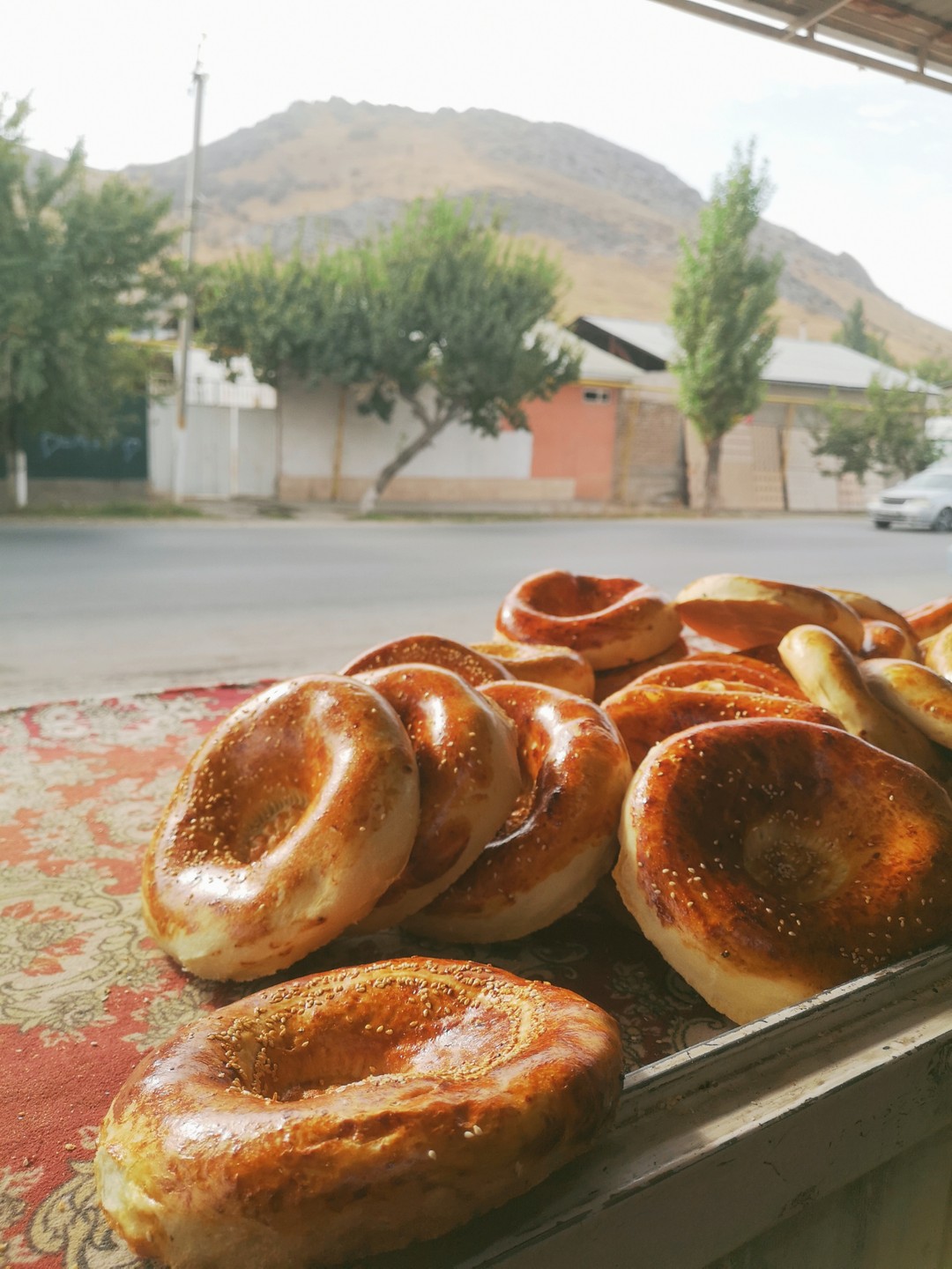 Хотим поблагодарить Атабека за интересную авторскую экскурскию. Посетили мастерскую по изготовлению тандыров, а затем пекарню. Посмотрели