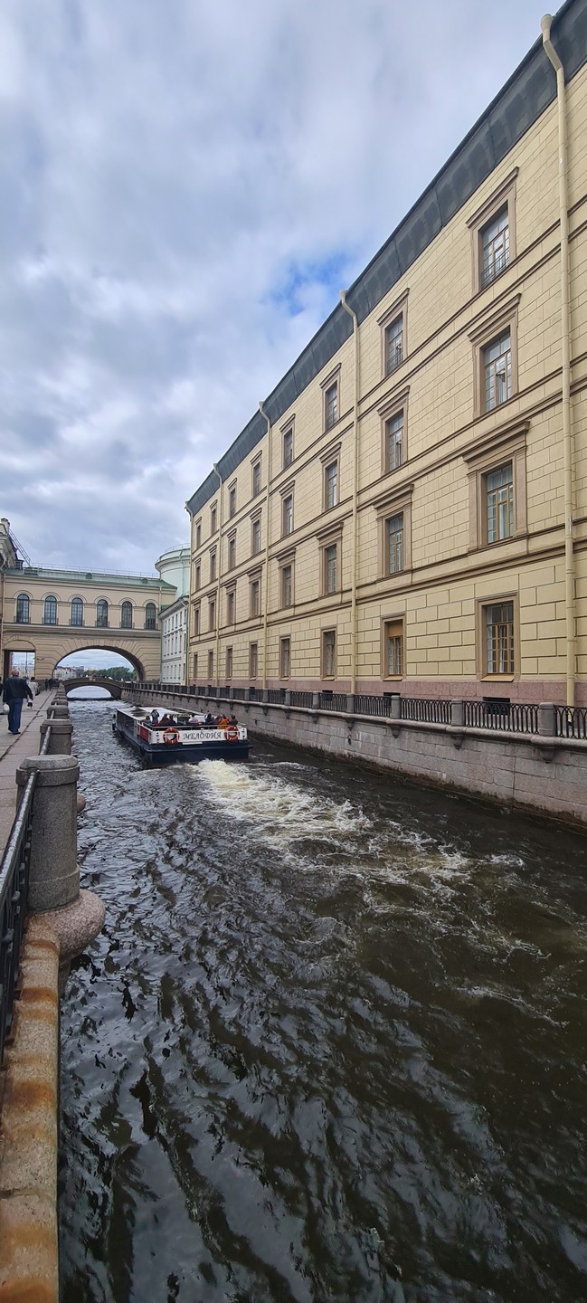 Трансфер на Tesla из аэропорта с экскурсией по Петербургу (Надежда)