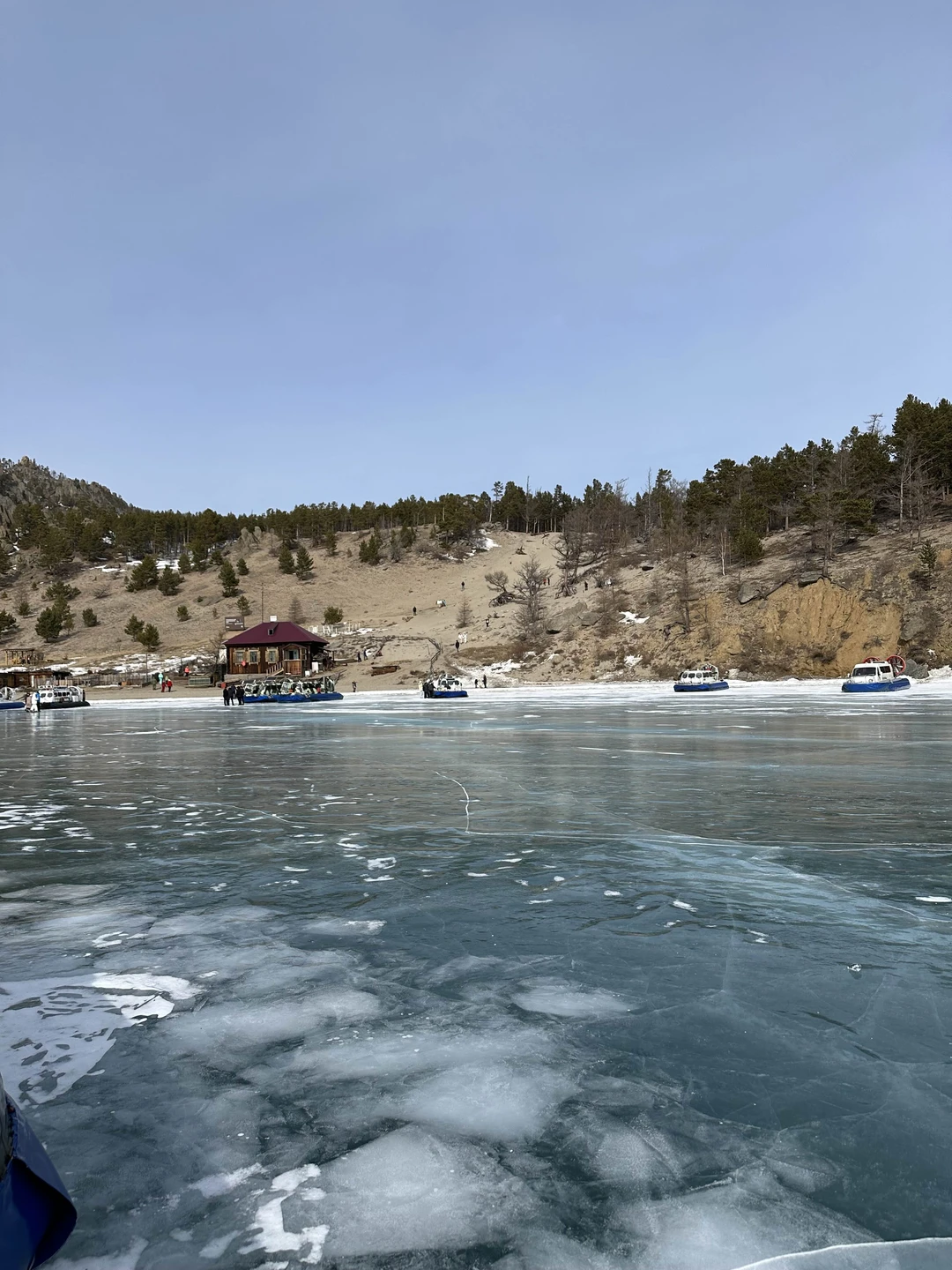 Группа была сборная, поэтому разместили в двух больших хивусах. Хивусы чистые и просторные. Один гид на