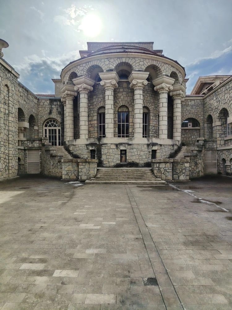 Добрый день. Хотим здесь поделиться своим восторгом об экскурсии и гиде Александре. Мы впервые приехали на