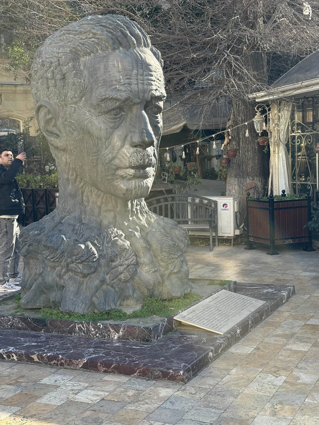 Маис, нас встретил возле наших апартаментов. Экскурсия была очень информативная, с учетом передвижения между объектами на