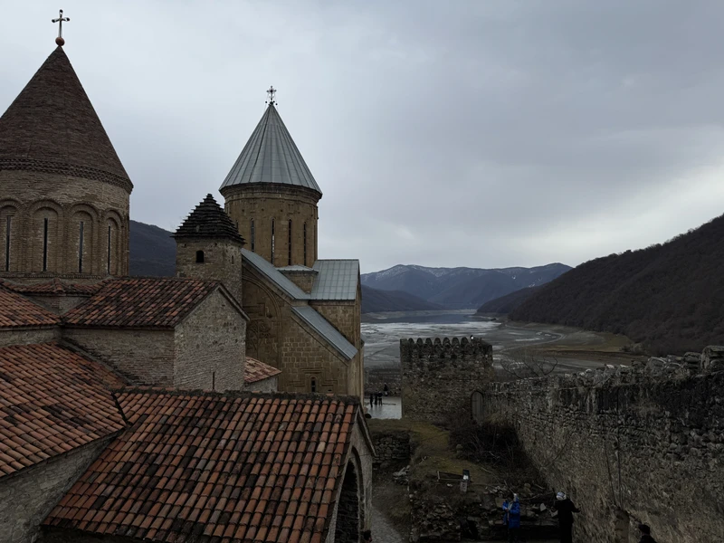 мне очень понравилась экскурсия на Казбеги! она очень динамичная, красивые виды, едешь и постоянно смотришь в