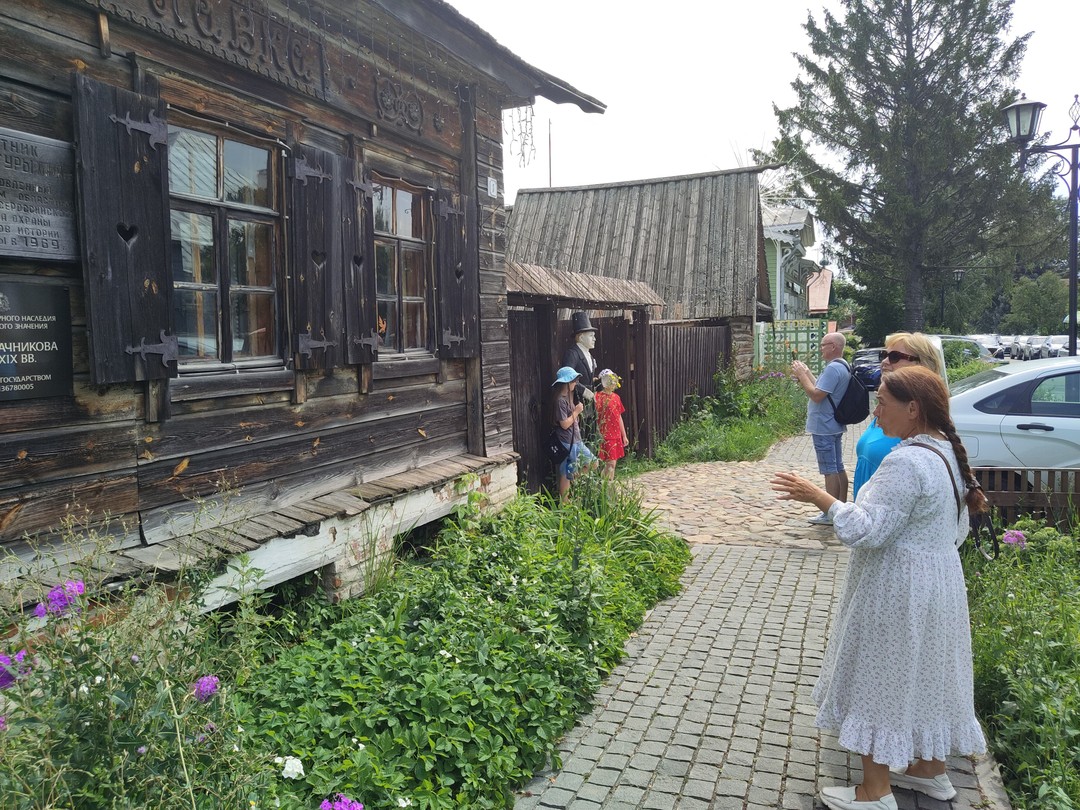 Валентина провела экскурсию интересно, взрослые слушали, не отрываясь. Для детей было не очень увлекательно, не в