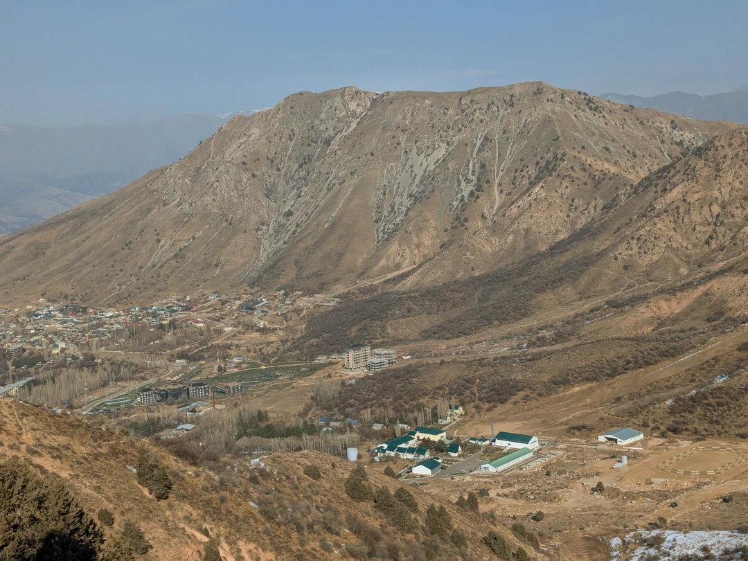 Осеннее затишье в климатических явлениях предоставило возможность порадовать глаз картинками межсезонья в горах. Нет уже весенней