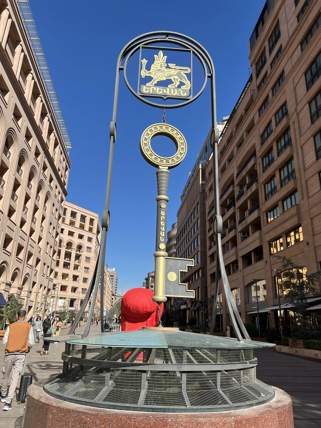 Экскурсия очень понравилась. Гид в легкой дружеской форме провел всю экскурсию. Было ощущение, что мы давние