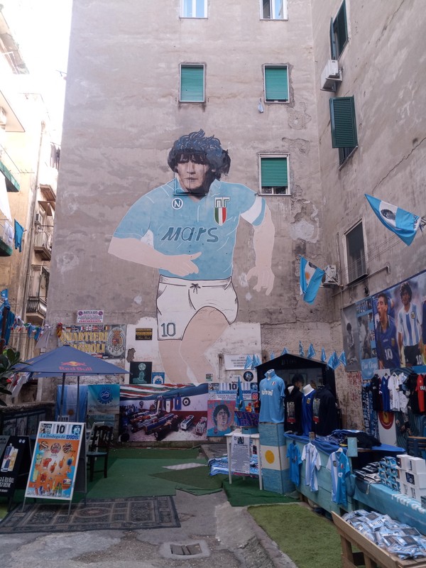«Здесь был Диего Марадона». Прогулка по футбольным местам Неаполя
