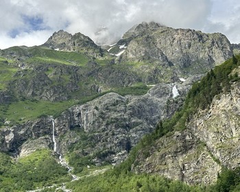 Озеро, водопад, сванские башни и история