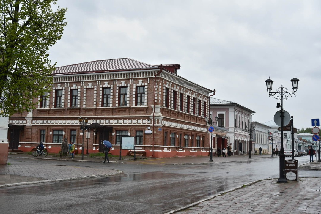 Отличные гид-сопровождающий и гид-экскурсовод по городу! Прекрасные экскурсоводы в музее! Но очень мало времени на сам