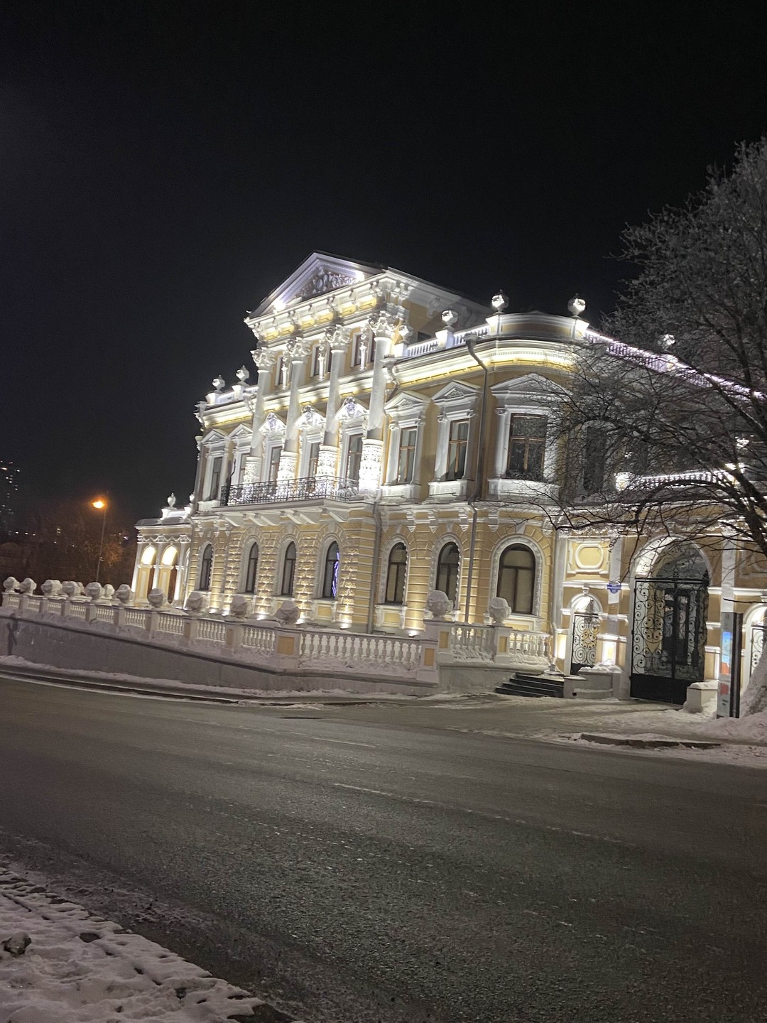 Экскурсия прошла на высшем уровне. Экскурсовод очень приветливый, юморной. На все вопросы отвечал на доступном языке.