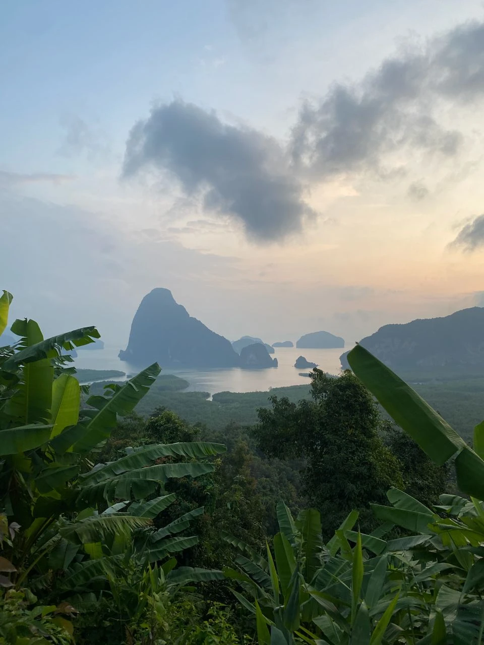 Пожалуй, одна из лучших экскурсий, на которых я была, с яркими впечатлениями, необычными локациями и красивыми фотографиями на память. Спасибо Денису!