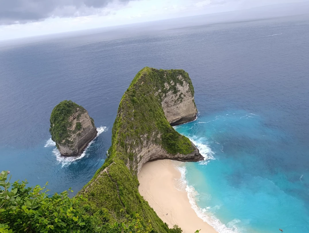 Без спешки побывали на всех локациях. Наш сопровождающий балиец Антон, приятный, частично знает русский язык, показывает