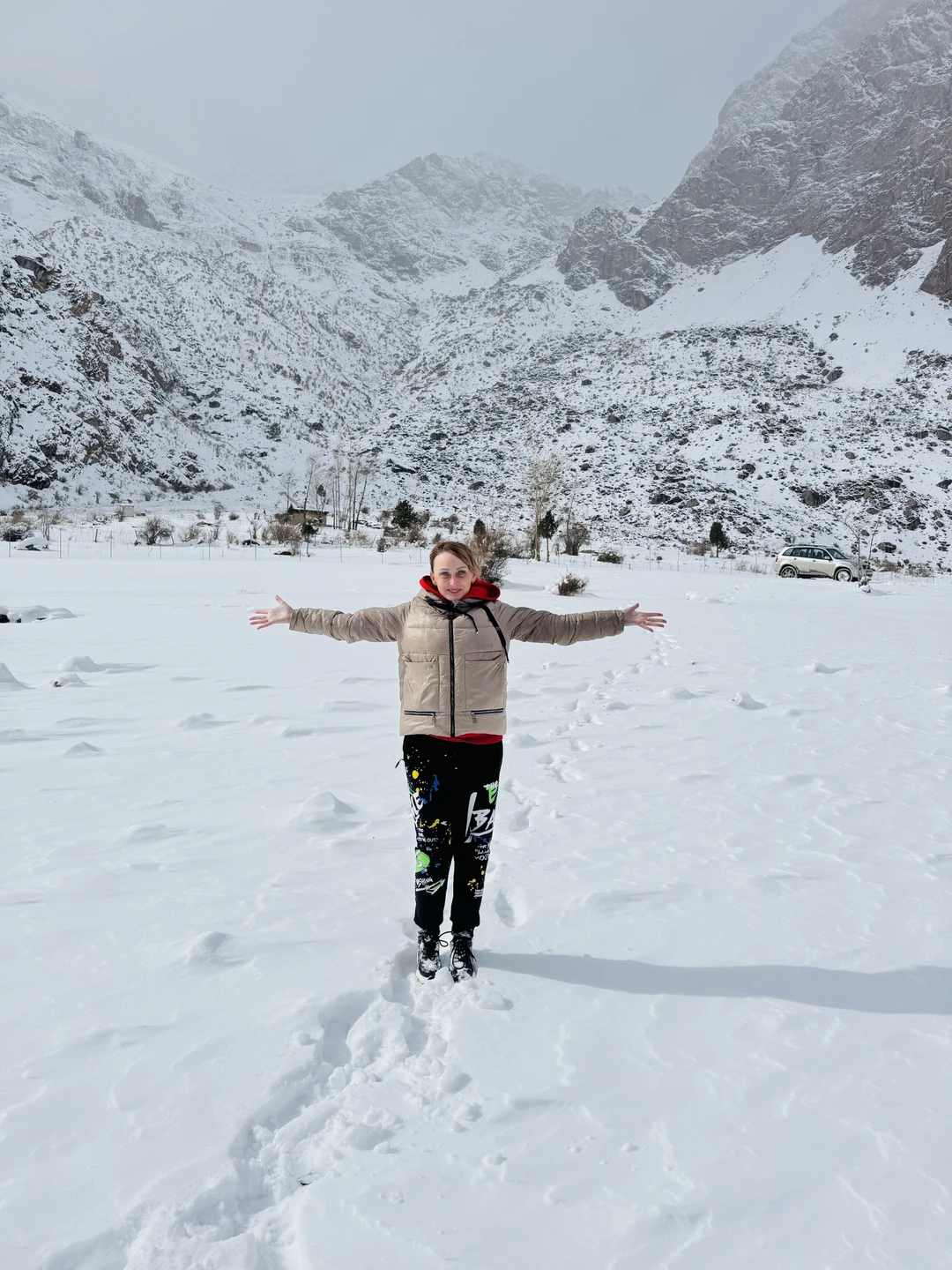 С экскурсией нам очень повезло. Именно в этот день выпал снег в горах. И мы увидели