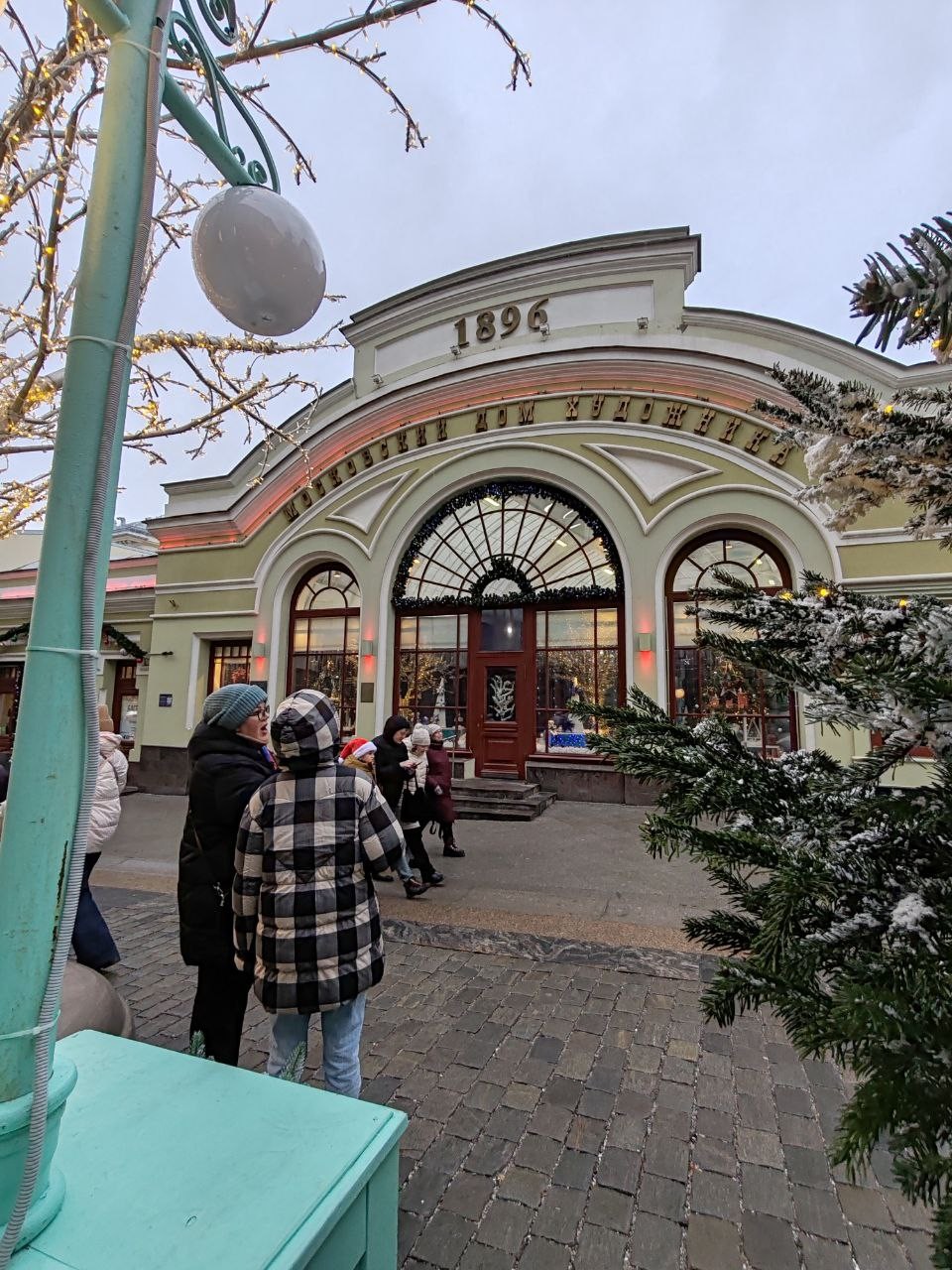 Ирина - отличный рассказчик. Проследиваешь историю московских торговых точек. Шикарный маршрут по самому центру. Очень большой