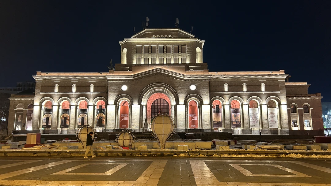 Знаете, есть гиды, которых слушать не хочется…. Есть такие, которые сами устали от своих экскурсий… А