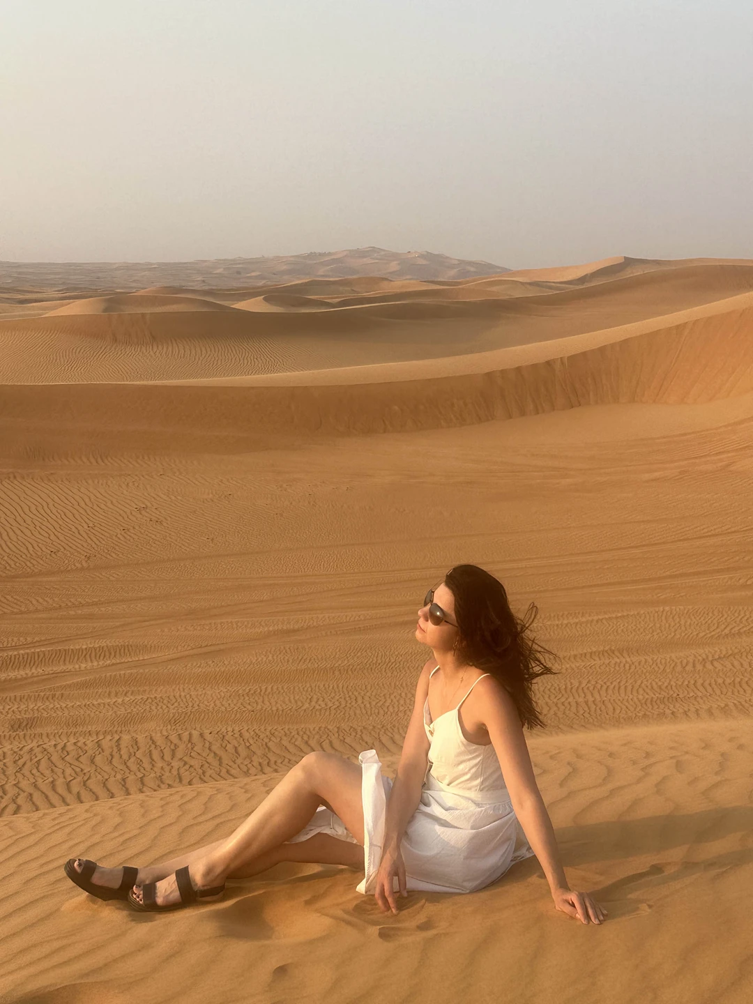 Все прошло по плану. Забрали из гостиницы в обещанное время. Красивейшая пустыня. Закат. Кофе, вода, финики. Сендборд.