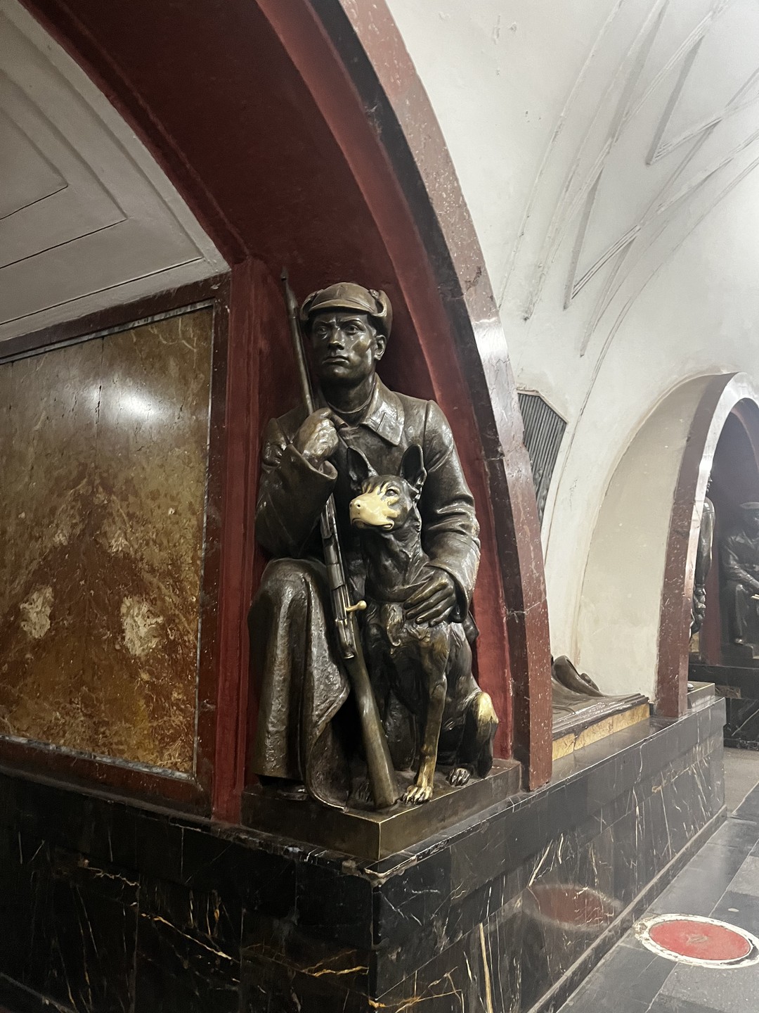 Родители посоветовали взять экскурсию по метро. Я отнеслась скептически. Но странно,что каждый день проезжая в метро