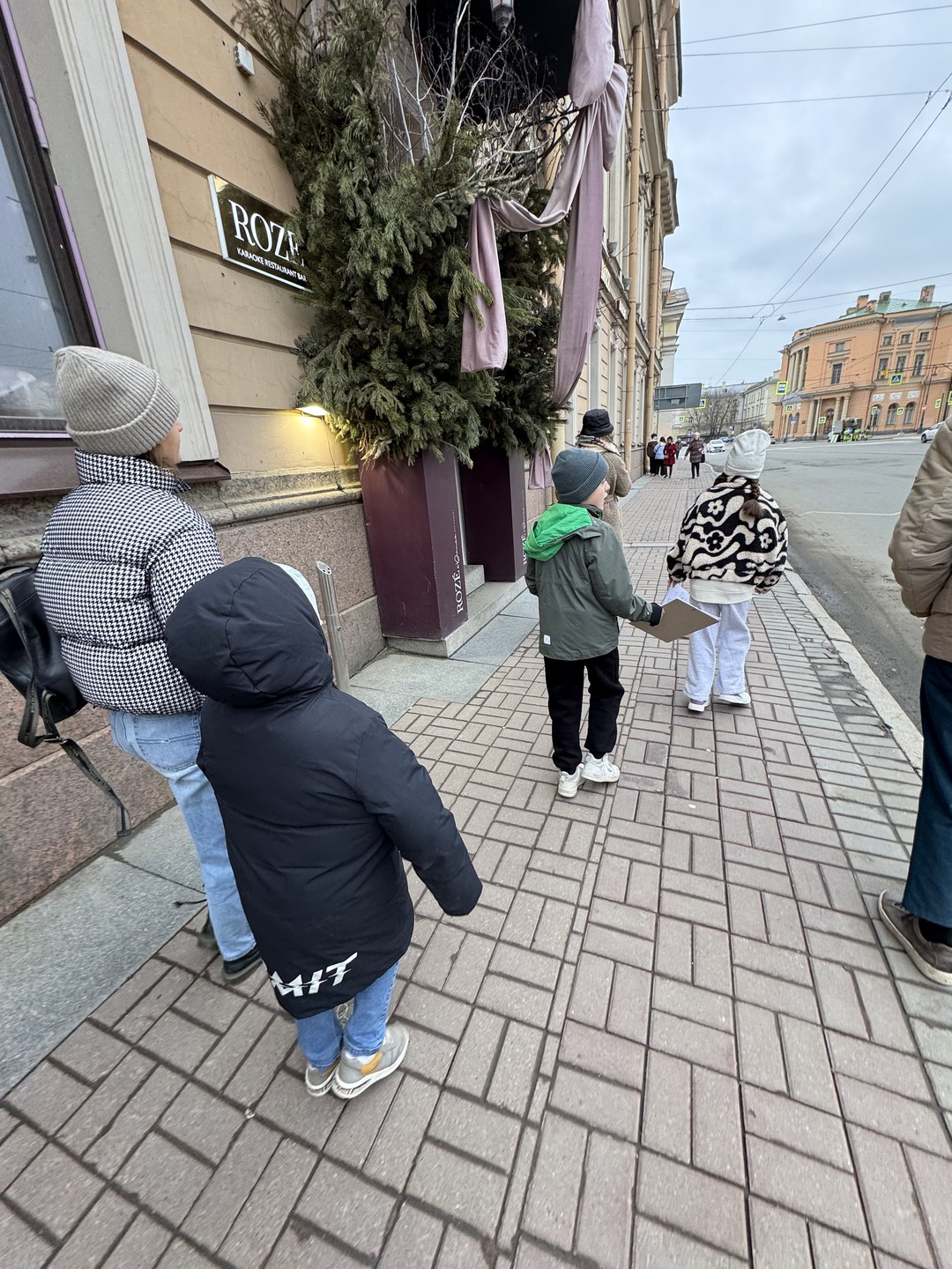 Отличная экскурсия, познавательная. Дети остались довольные) маршрут интересный, не утомительный. Светлана отлично ладит с детьми и