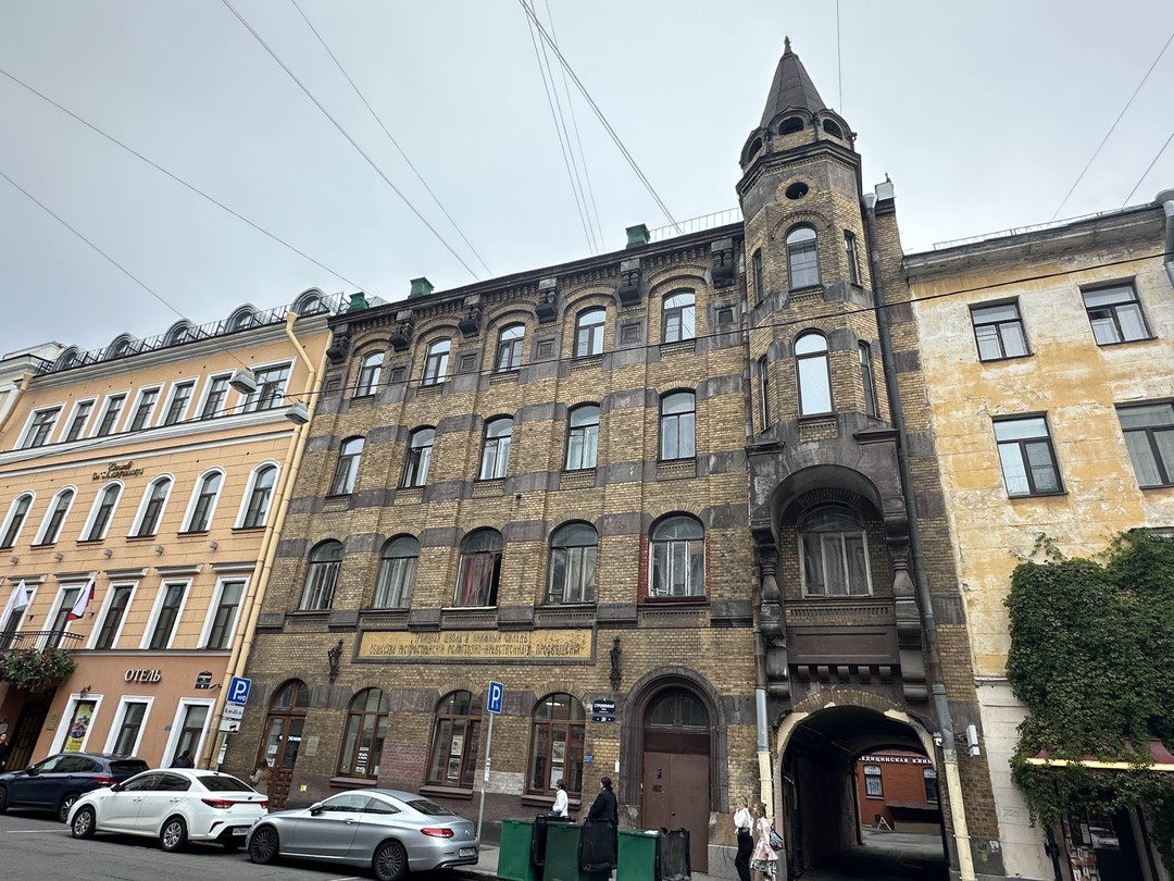 «По улицам слона водили…». Слоновьи дворы и прочие диковинки Петербурга (Анна)